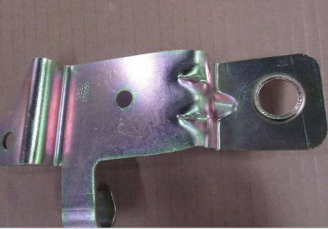 Кронштейн масляного радіатора правий металевий EC7 GEELY 1016005168 (фото 1)