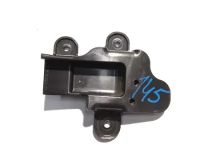 Кронштейн ручки двери внутренний задней R Model S 12-16 Б.У. TESLA 1008404-00-C